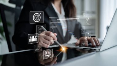 Başarılı iş veya takım projelerinin planlanması, izlenmesi ve yürütülmesi için proje yönetim paneli zaman çizelgesi, görevler, kilometre taşları ve iş akışlarını gösterir