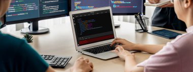 Uygulama ve program kodlaması için bilgisayar ekranında yazılım geliştirme programlama