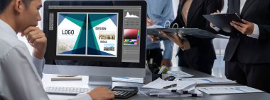 İş zekası ve veri analizi kavramı. Analizci ekibi laptop ekranında finansal veri analizi üzerinde çalışıyor. Etkili iş stratejik planlama için pazarlama göstergesi olarak. İçgörü