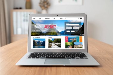 Model arama ve seyahat planlama için internet sitesi uçuş, otel ve tur rezervasyonları için anlaşma ve paket sunuyor