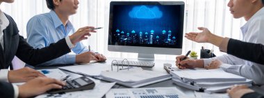 İş zekası ve veri analizi kavramı. Analizci ekibi laptop ekranında finansal veri analizi üzerinde çalışıyor. Etkili iş stratejik planlama için pazarlama göstergesi olarak. İçgörü