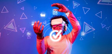 Sanal gerçeklik ortamına dalmış bir kullanıcının dijital etkileşim yoluyla kalite kontrol ve güvence kavramlarını vurguladığı büyüleyici bir sahne. XDMCP