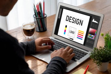 Web sayfasının modern tasarımı ve bilgisayar ekranında gösterilen ticari reklamlar için grafiksel tasarımcı yazılımı