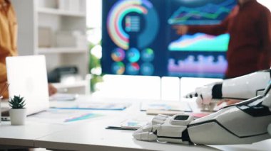 Yapay zeka uzmanlarının finansal performansı izlemelerine ve kurumsal büyümeyi optimize etmelerine yardımcı olduğu bir şirket toplantısı. Noogenesis Yapay Zeka