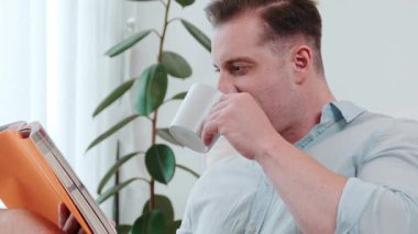 Elinde kahve fincanı olan bir adam, ders kitabı okur, sosyal ve mesleki teknoloji bilgisini arttırır ya da çocukları iyi bir yetişkin olarak yetiştirerek akıllı bir baba olur. Hayat boyu öğrenme konsepti. Uyumsuzluk.