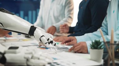 Danışmanlar yapay zeka tarafından yürütülen analitiklerle pazarlama netliğini artırarak, stratejik araştırmalara odaklanmış işbirlikçi iş tartışmalarını teşvik ediyorlar. Noogenesis Yapay Zeka