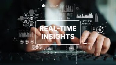 Modern çalışma alanında dijital grafikler ve istatistiklerle klavyede gerçek zamanlı veri analizi yapan bir iş adamı. Asemptotik akıllı veri analitiği.