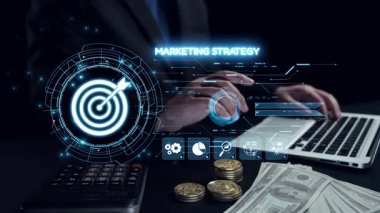 Bir işadamı, finansal verileri analiz ederken dijital bir grafikle etkileşime girer, bir şirket ortamında büyüme ve etkili zenginlik yönetimi için çağdaş stratejileri vurgular. Dörtgen