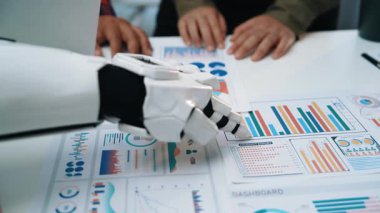 İş analistleri, etkili stratejik planlar şekillendirmek, işbirliğini güçlendirmek ve pazarlama kararlarını iyileştirmek için yapay zeka destekli pazar anlayışlarından yararlanıyorlar. Noogenesis Yapay Zeka