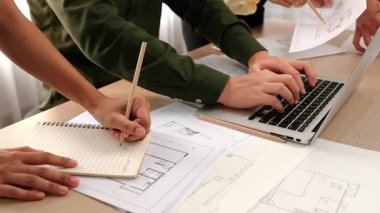 Modern ofiste doğruluk için mimari belge ya da plan ve ölçüm aracıyla birlikte dizüstü bilgisayarda mimari ayrıntılı planlama ve ölçüm projesine danışmanlık yapan mimar ve mühendis. - Yakın çekim. Tanımlama.