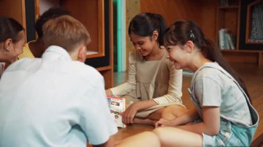 Bir grup farklı çocuk kütüphanede kitap okurken daireler çiziyor. Liseli kız bir dergiyi paylaşırken ilgili konulara dikkat çekiyor ve çok kültürlü arkadaşlarla konuşuyor. Öğretim