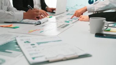 Çeşitli profesyonellerden oluşan bir ekip, iş performansını strateji haline getirmek ve büyüme girişimlerini hızlandırmak için çizelge ve grafikleri analiz eden çağdaş bir ofis ortamında işbirliği yapıyor. SACTR