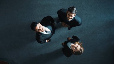 Çeşitli iş adamlarının yukarıdan aşağıya bakış açısı toplantı odasında ayakta durup kameraya bakarken pazarlama stratejisini açıklar. Bir grup zeki insan beyin fırtınası yapıp planı tartışıyor. Müdürlük.