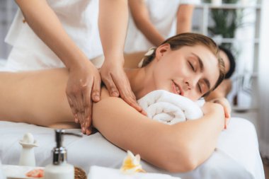 Kafkas çift müşterisi stres önleyici spa masajının keyfini çıkarıyor ve lüks otel veya oteldeki gündüz açık hava ortamında güzellik teniyle eğleniyor. Sessiz.