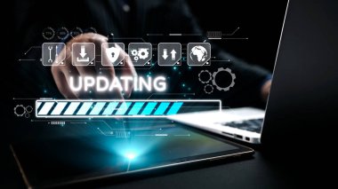 Dijital bir arayüz teknoloji ve veri yönetimini vurgulayarak gelişim çubuğunu görüntülerken, bir kişinin ellerinin bilgisayarla etkileşimde olduğu yakın plan bir fotoğraf. Dörtgen