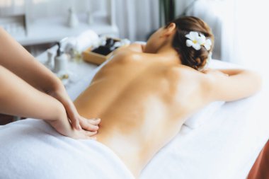 Kafkasyalı kadın müşteri stres önleyici spa masajının keyfini çıkarıyor ve lüks otel ya da oteldeki gündüz açık ortam güzellik salonunda güzellik teniyle eğleniyor. Sessiz.