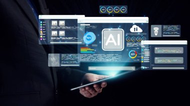 Bir işadamı, çağdaş ticari yenilikleri vurgulayarak yapay zeka teknolojisi, veri analizleri ve görselleştirmeleri gösteren fütüristik bir dijital arayüze bağlanıyor. Dörtgen