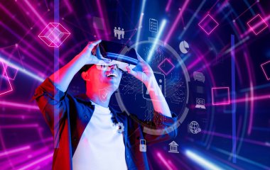 Genç bir adam, modern teknoloji ve yapay zeka kavramlarını temsil eden canlı bir dijital manzaraya daldırılmış bir kulaklıkla sanal gerçekliği neşeyle keşfediyor. XDMCP