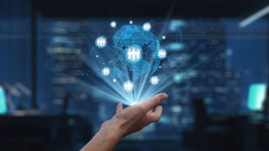 Bir el, insan bağlantılarından oluşan küresel bir ağı temsil eden dijital bir küreye uzanıyor. Modern ofis yapısı teknoloji ve işbirliğinin önemini vurguluyor. Auvana