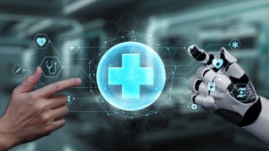 Robot ve insan elini uzatıyor ve yüzen tıbbi haç ikonu ile parmağıyla işaret ediyor. Laboratuvar geçmişini işaret ederken robot eller ve insanların birlikte çalışması yakın plan. Sağlıklı..