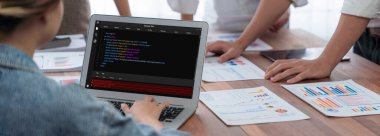 Uygulama ve program kodlaması için bilgisayar ekranında yazılım geliştirme programlama