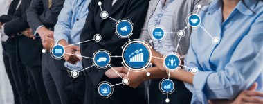 Çeşitli profesyonellerden oluşan bir grup, dijital teknoloji ve büyüme kavramlarıyla geliştirilmiş iş dünyasındaki işbirliği ve yeniliği sembolize ediyor. Dostluk