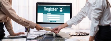 Masadaki bir grup iç mimar takımı dizüstü bilgisayarında mimari yazılım bulunan çeşitli ruh hali tahtası örneklerini seçiyor. Modern yenileme ve iç malzeme seçimi konsepti. İçgörü