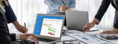 İş zekası ve veri analizi kavramı. Analizci ekibi laptop ekranında finansal veri analizi üzerinde çalışıyor. Etkili iş stratejik planlama için pazarlama göstergesi olarak. İçgörü