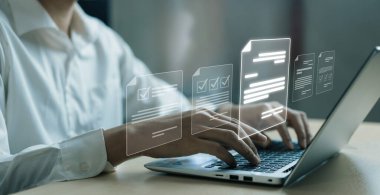 Verimli çalışma süreçleri için çevrimiçi belgeleri yöneten bir iş adamı. Tüm önemli çevrimiçi belgelerinize kolayca güvenli ve hızlı bir şekilde erişim sağlayın. FaaS