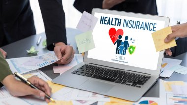 Analizci ekibi yaratıcı ve analitik beyin fırtınası fikri için bilgisayar ekranında BI veri paneli olan yapışkan bir not kullanıyor. Pazarlama stratejisi için finansal veri görselleştirme teknolojisini analiz et. Dahi.