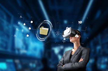 Sanal gerçeklik kulaklığı takan bir iş kadını, yenilik ve ilerlemeyi sembolize eden yüksek teknolojili bir şirket ortamında dijital veri yönetimi kavramlarını araştırıyor. XDMCP