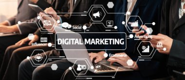 Asyalı iş başvurusu için başvuran kişi iş görüşmesi için bekleme odasında oturuyor. Ofis çalışanı ya da iş adamları dizüstü bilgisayar ve telefon kullanarak sıkışık bir odada birlikte çalışıyorlar. Alevli Dostluk