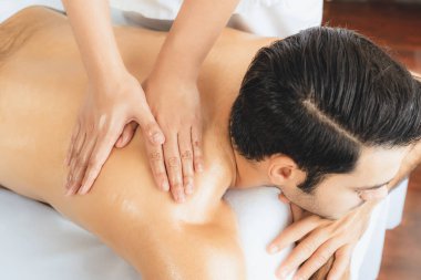 Kafkas erkek müşteri stres önleyici spa masajının keyfini çıkarıyor ve lüks otel veya oteldeki gündüz açık hava ortamında güzellik derisi eğlencesi ile şımartıyor. Sessiz.