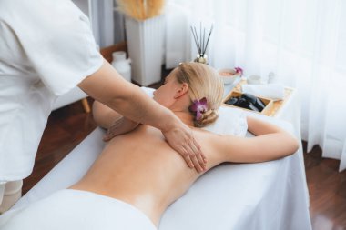 Kafkasyalı kadın müşteri stres önleyici spa masajının keyfini çıkarıyor ve lüks otel ya da oteldeki gündüz açık ortam güzellik salonunda güzellik teniyle eğleniyor. Sessiz.