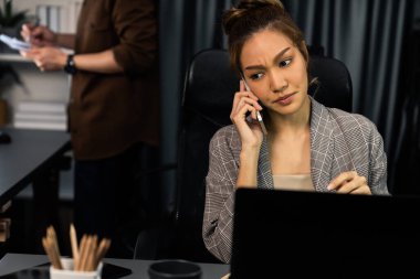 İş kadını, müşterilerle birlikte modern ofiste yeni bir proje işi yapmak için arıyor. Bu sırada, iş planının evrak dosyalarını kontrol ederek gece geç saatlerde veri tabanı raporlama toplantısına katılıyor. İnfobahn.