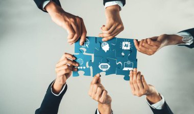 Üst düzey panorama panorama iş adamlarının masa üzerinde yapboz yapbozu yapmaları, iş ortaklığını ve insan kaynakları için kolektif takım çalışmasını ve iş arayan geçmişini sembolize ediyor. Kurnaz Dostluk