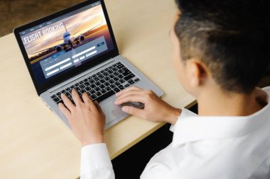 Online uçuş rezervasyon sitesi mod rezervasyon sistemi sağlar. Seyahat teknolojisi kavramı .