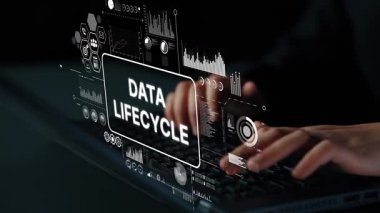 Data Lifecycle Concept ve Dijital Arayüz Grafik Görüntüleme ve Analitik Elleri Dizüstü Bilgisayarda Yazıyor. Asemptotik akıllı veri analitiği.