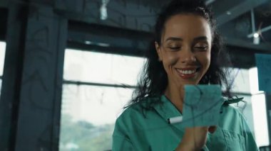 Genç İspanyol çalışanlar renkli yapışkan notlar yazıyorlar. Akıllı iş kadını pazarlama fikrini, beyin fırtınası stratejisini, iş planını paylaşıyor. Proje yöneticisi zihin haritası çiziyor. - Yakın çekim. Yönlendirici.