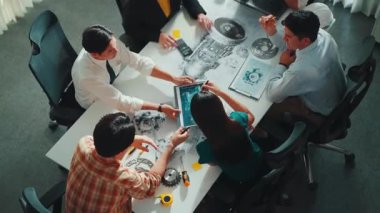 Proje planıyla masaya otururken bir grup farklı takım planlama stratejisi. Zeki iş adamlarının beyin fırtınası ve ev yapımı için birlikte çalıştıklarının en üst düzey görüntüsü. Hizalama.