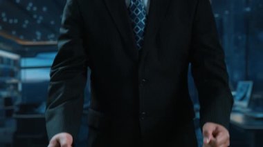 Takım Elbiseli İşadamı, Yeşil Gezegen 'e Ağ Sıfır Hedefleri ve Modern Ofis Ayarlarında Sürdürülebilir Gelişmeyi Temsil Eden Semboller Veriyor. Dörtgen