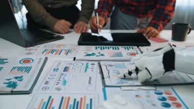 Bir iş toplantısında, bir danışman ve bir asistan veri analizi, pazarlama, araştırma, işbirliği ve teknoloji kullanan bir yapay zeka yapay zeka asistanı kullanır. Noogenesis Yapay Zeka