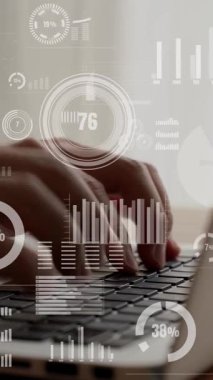 İş adamı, pazarlama stratejisi ve müşteri ilişkileri yönetimi için iş veri analizini analiz etmek için yetenekli dizüstü bilgisayar kullanır