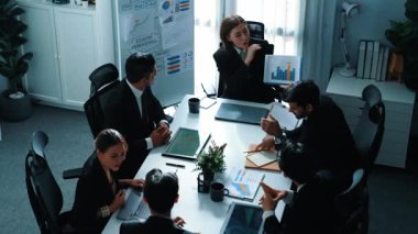 Profesyonel yönetici görüşü, çeşitli iş adamlarından oluşan bir grup başarılı projeyi dinlerken ve el çırparken çeşitli takımlara satışların arttığını gösteriyor. Müdürlük.