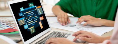 Yeni uygulama geliştirme için HTML, ve C Brisk gibi çeşitli programlama dillerinin kodlama ekranı ile yazılım geliştirme veya programlama çalışmaları