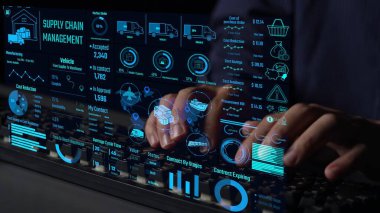 Tedarik zinciri yönetim arayüzü teslimat güzergahlarını, depo verimliliğini, maliyet tasarruflarını, araç takibini, satın alma işlemlerini ve sözleşme aşamalarını gösteriyor. Gelecekçi tedarik zinciri izleme sistemi. Thunk