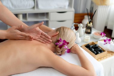 Kafkasyalı kadın müşteri stres önleyici spa masajının keyfini çıkarıyor ve lüks otel ya da oteldeki gündüz açık ortam güzellik salonunda güzellik teniyle eğleniyor. Sessiz.