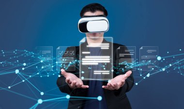 Verimli çalışma süreçleri için çevrimiçi belgeleri yöneten bir iş adamı. Tüm önemli çevrimiçi belgelerinize kolayca güvenli ve hızlı bir şekilde erişim sağlayın. FaaS