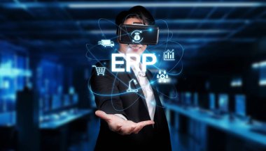 Bir işadamı, girişimci kaynak planlamasını araştırmak, yenilikçi iş çözümlerini fütürist bir dijital ortamda ön plana çıkarmak için sanal gerçeklik teknolojisiyle uğraşır. XDMCP