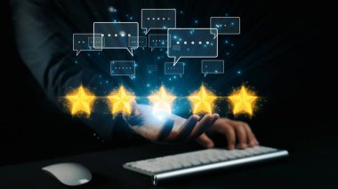 Bir el, yüzen konuşma baloncuklarıyla çevrili beş altın yıldıza uzanıyor. Bu da müşteri geri bildirimini ve dijital bağlamda memnuniyeti simgeliyor. Dörtgen